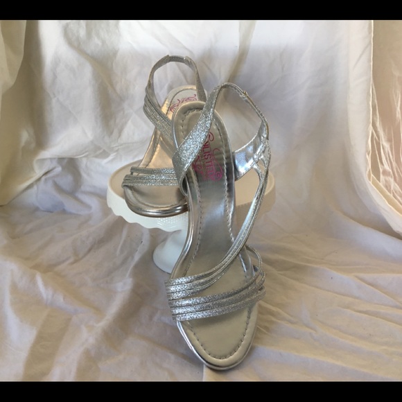KENNETH COLE UNLISTED SILVER SANDALS CLEARING OUT - Picture 2 of 13